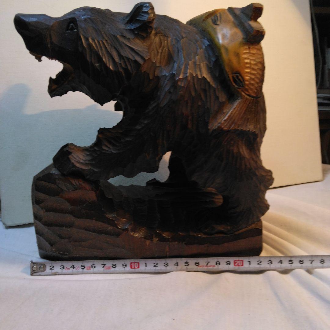アイヌ彫刻、クマとシャケ。