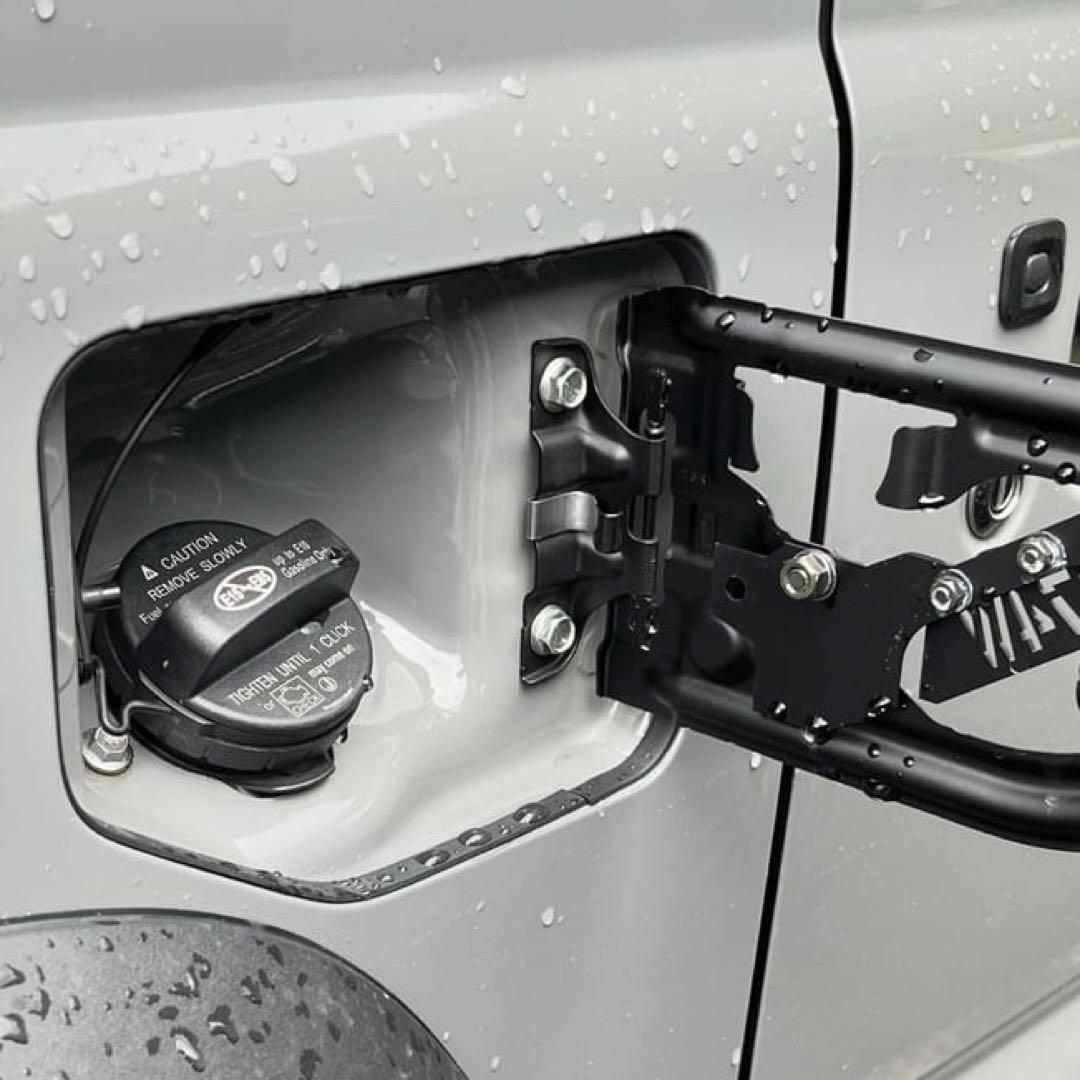 JB74シエラ用JB74W刻印式スケルトン型燃料リッド
