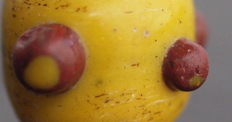 艶のある黄の胎に赤茶のアイ突起紋　フェニキア・ローマの黄と違う着色剤の中世ビーズ