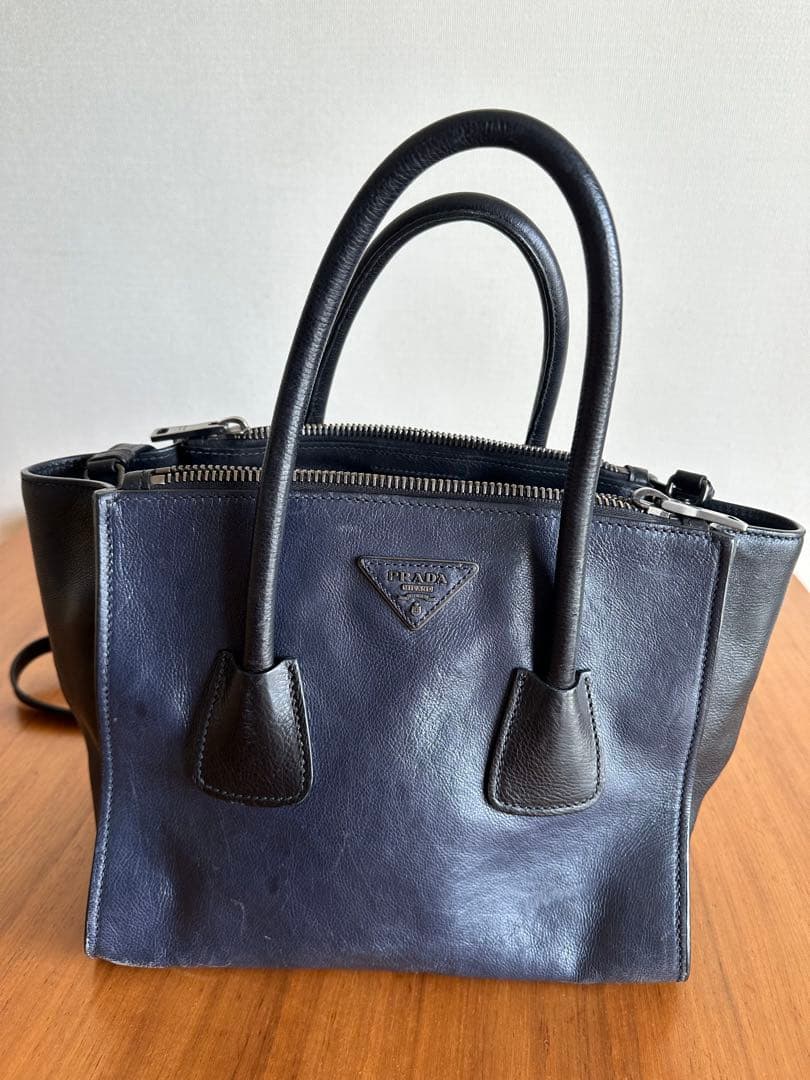 PRADA ネイビー レザー ハンドバッグ