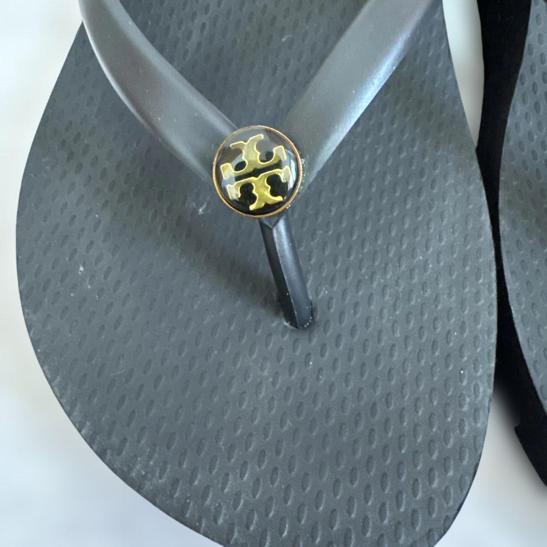TORY BURCH :トゥリングフリップフロップサンダル TORY BURCH ブラック フリップフロップサンダル - メルカリ