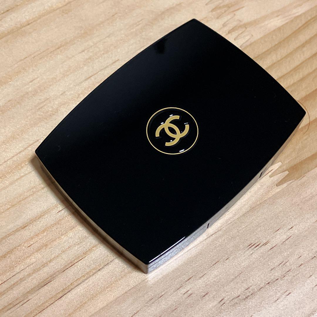 未使用》シャネル　ルミエール　グラフィック　アイシャドウ　CHANEL ホリデー