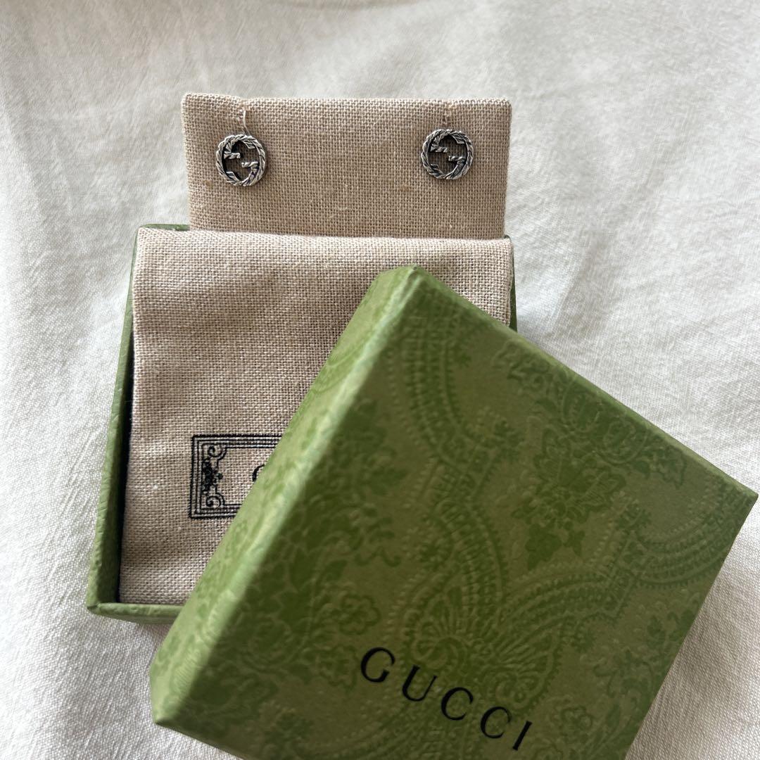 GUCCI シルバー ロゴピアス