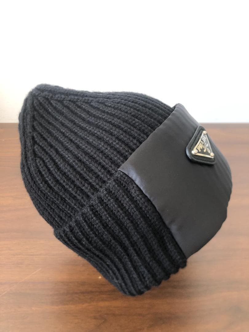 小説 PRADA プラダ ニット帽 ブラック 三角ロゴ 今なら全品配達料金無料!