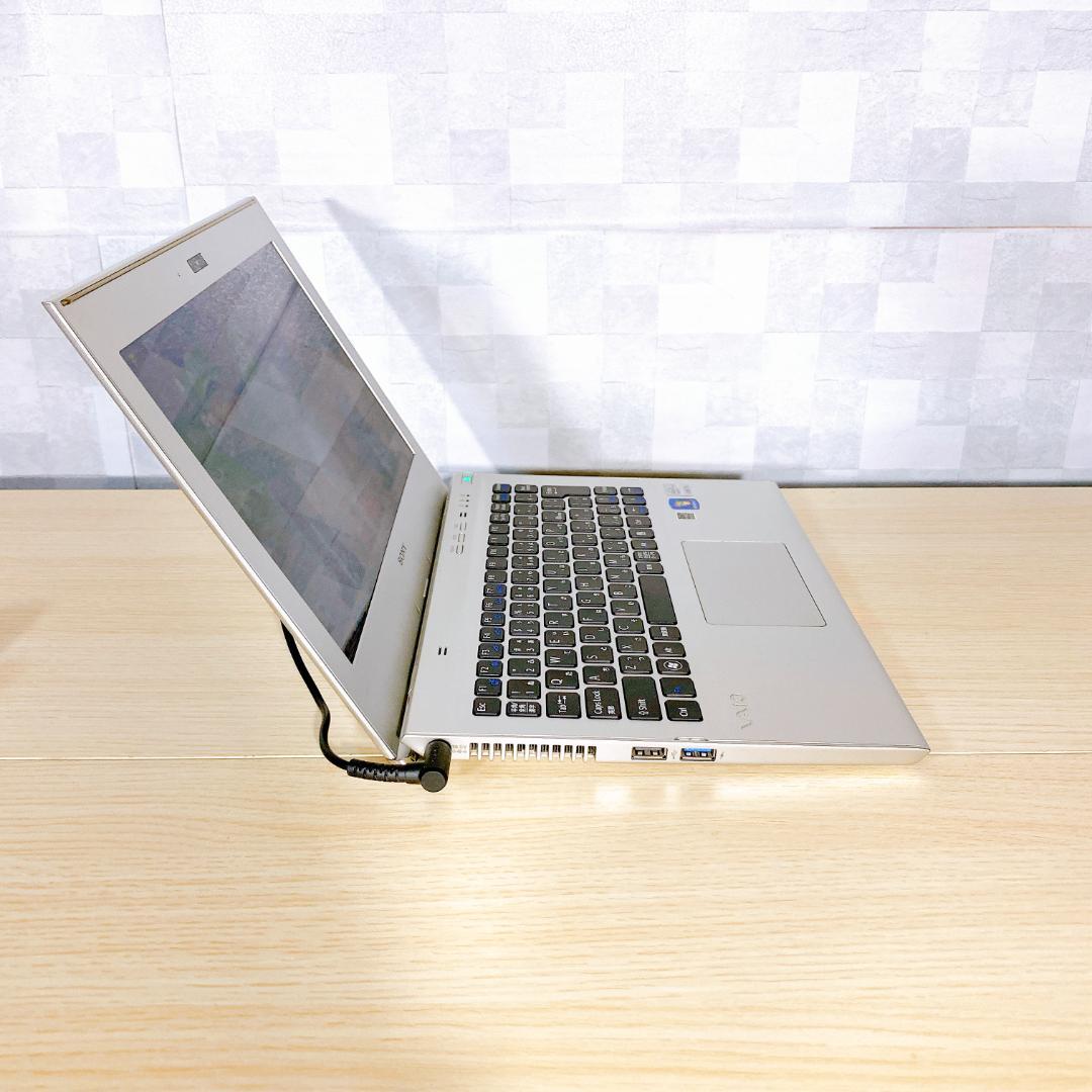 薄型軽量/シルバーノートパソコン Core i3/メモリ6GB/SSD240GB