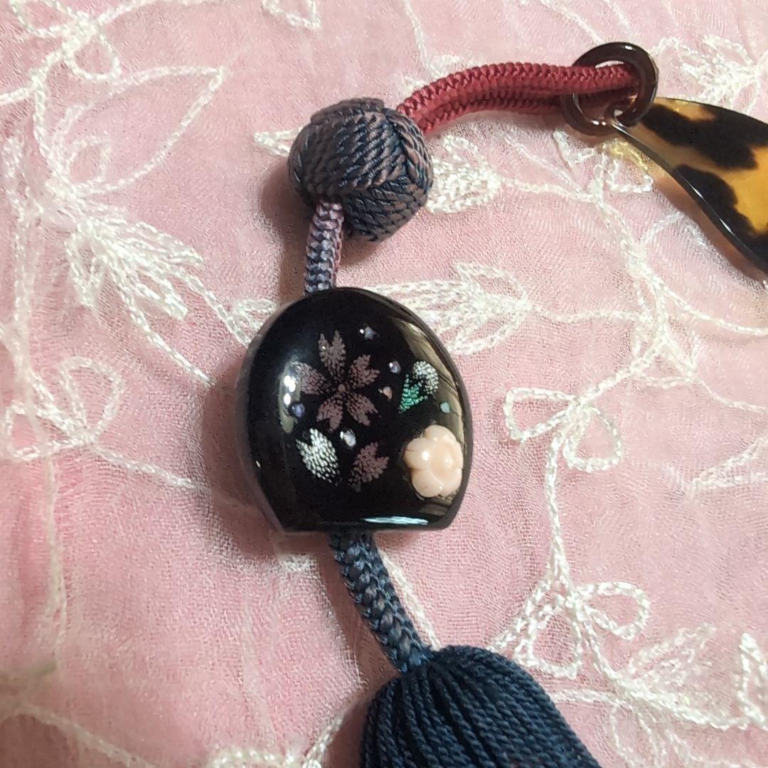 本鼈甲沈金蒔絵珊瑚付き帯飾り