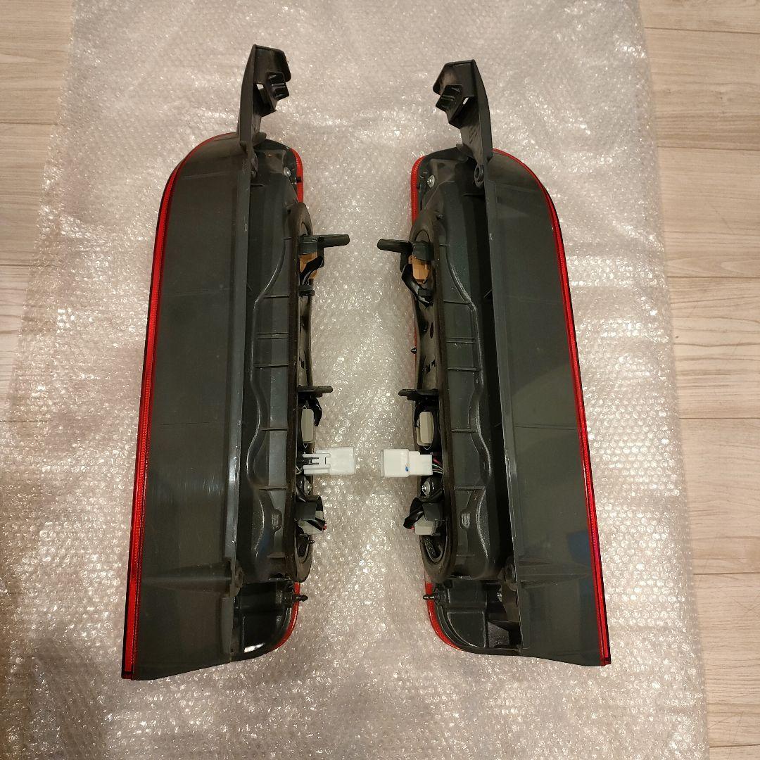 200系ハイエース5型純正テールランプ 左側のみ