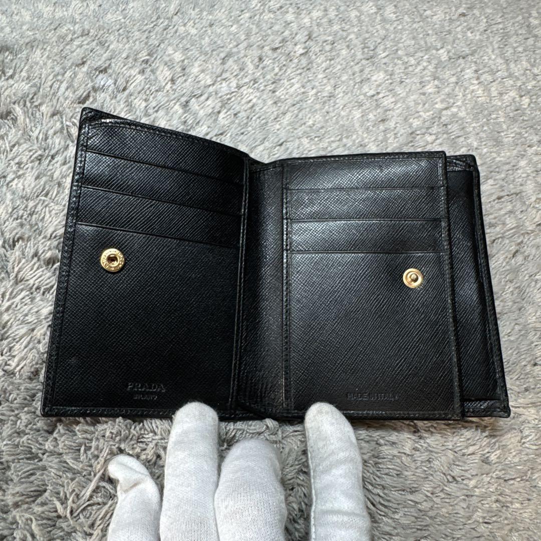 美品✨PRADA プラダ 折り財布 サフィアーノ 三角プレート 黒 ブラック 最新な 美品 プラダ 黒 PRADA ブラック プレート 三角