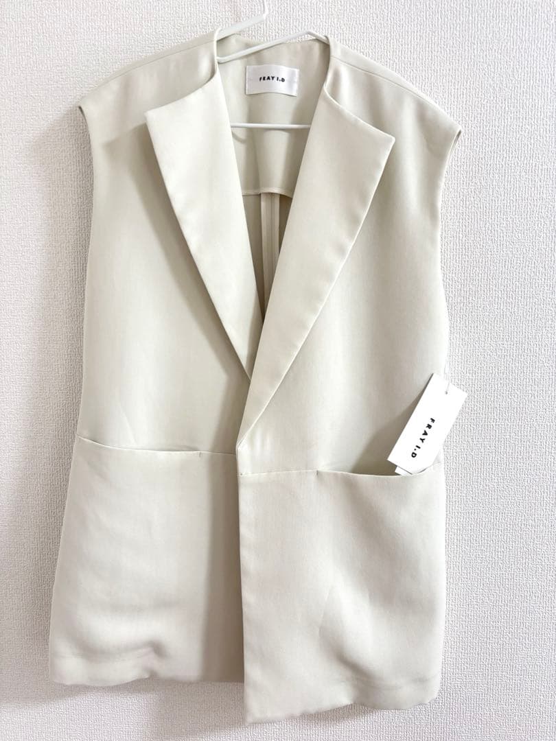 【新品タグ付】バックベルトデザインボックスジレ　ホワイト