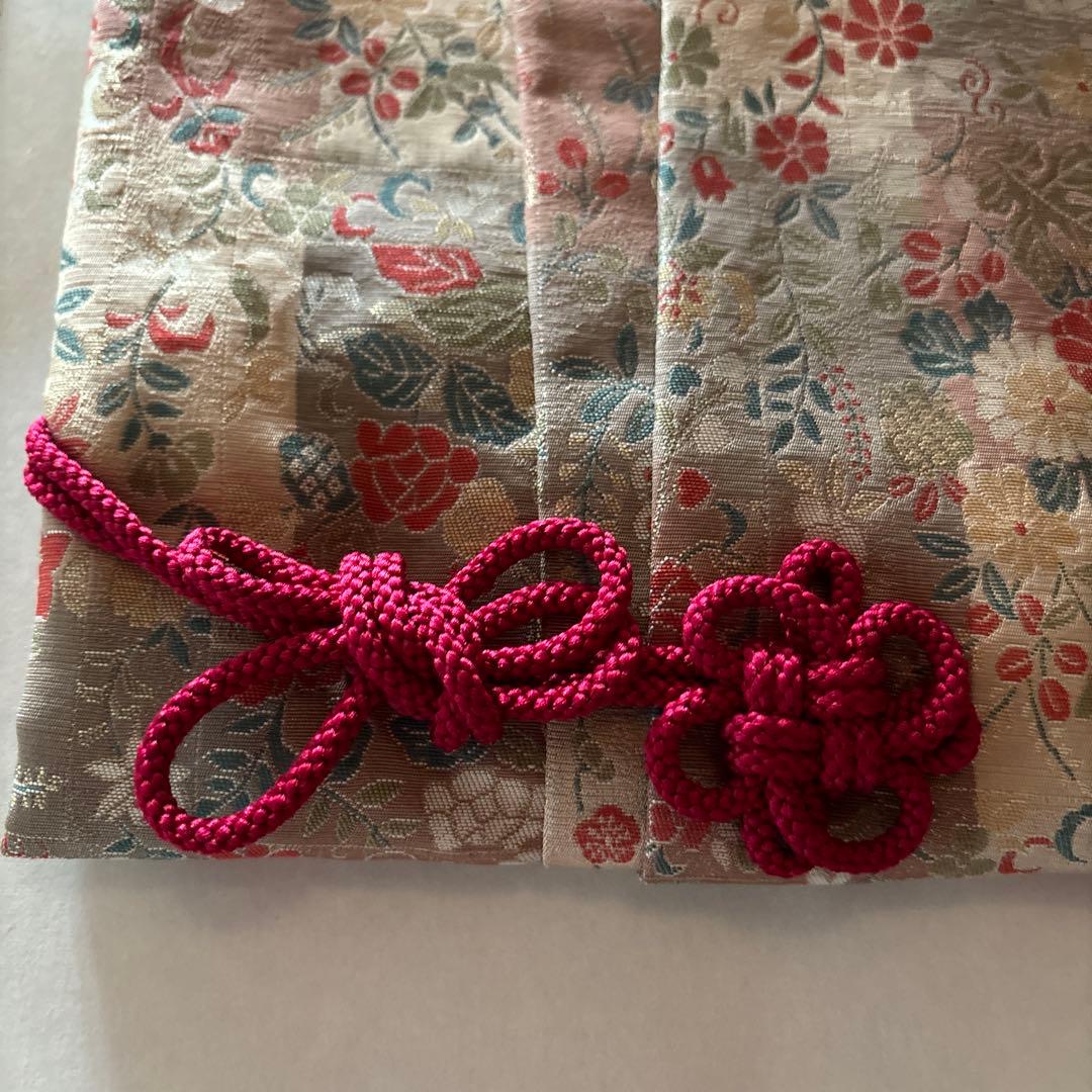 仕立て糸付き 花柄の羽織 、コート 赤い結び紐付き 仕立て糸付き 花柄の羽織 、コート 赤い結び紐付き