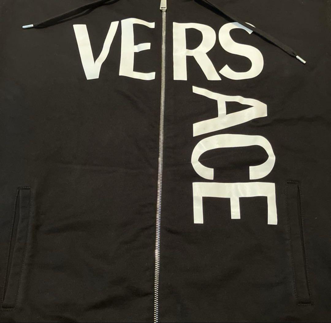 【送料無料（一部地域を除く）】 VERSACEのブラックスウェット、TAYLOR FITデザイン トップス