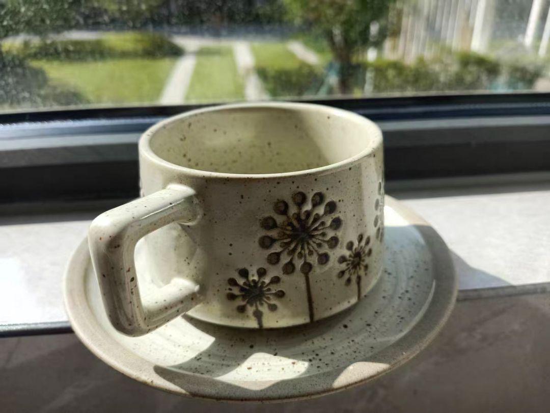陶器製花模様カップとソーサー