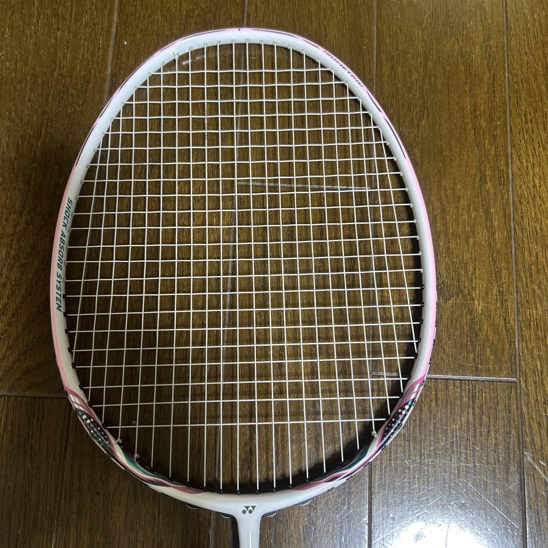 グリップ交換テーブおまけ付き　ヨネックス　バドミントンラケット　ピンク