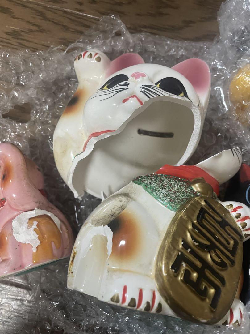 破損した招き猫 白・ピンク 陶器製