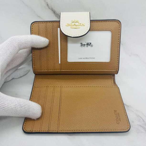 COACH ミディアム コーナー ジップ ウォレット 白・チョーク コーチ クロスグレイン レザー ミディアム コーナー ジップ