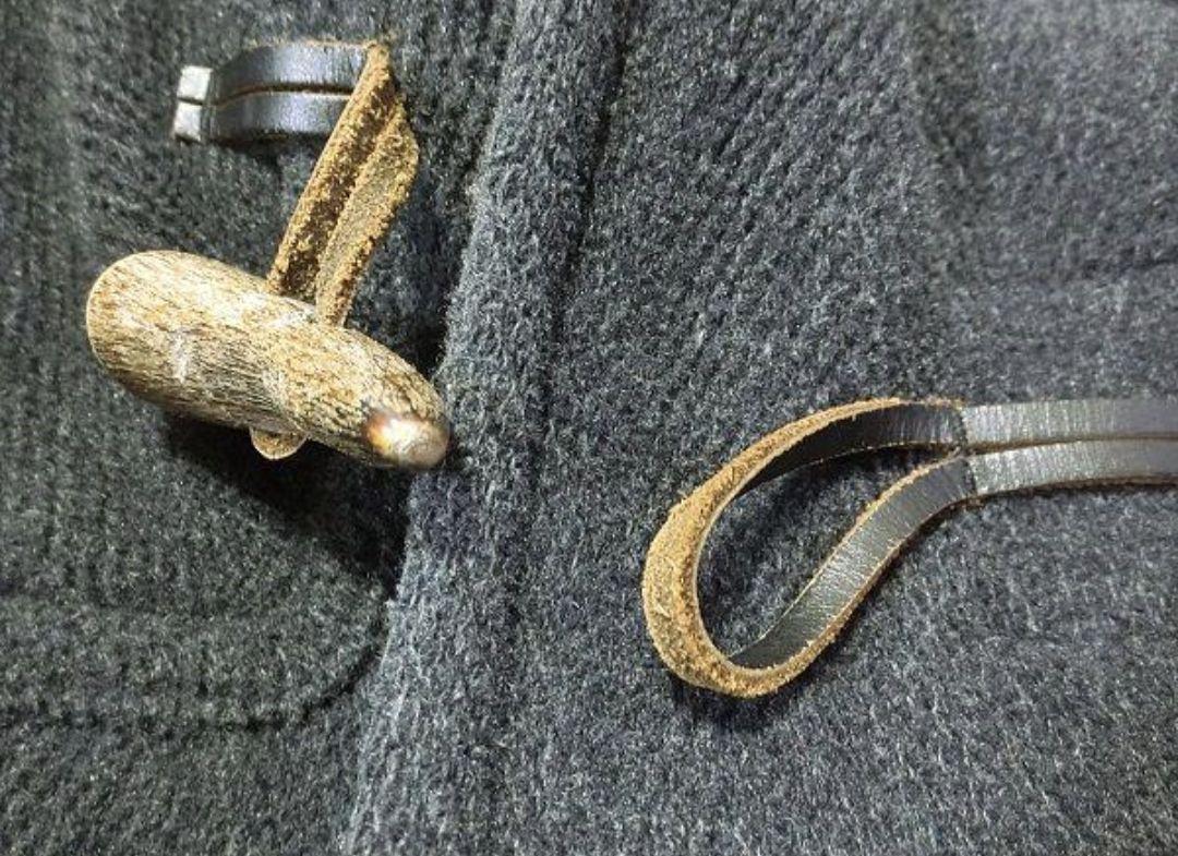 グレー