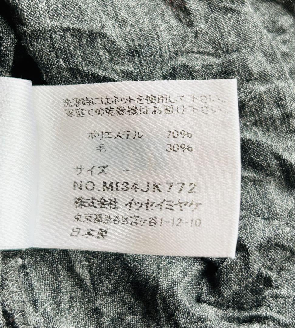 イッセイミヤケ、プリーツプリーズのダークグレー タートルネック 長袖 Tシャツ