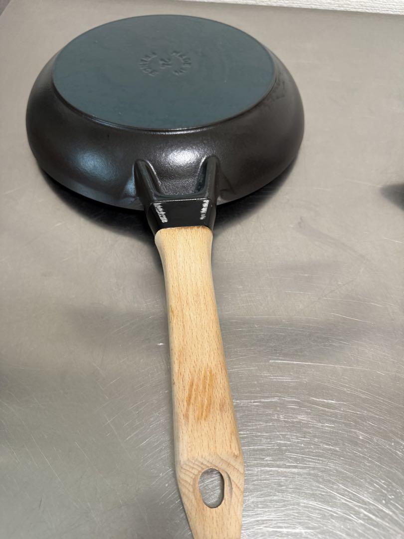 STAUB ウッドハンドルフライパン24㎝　ストウブ　オマケ付