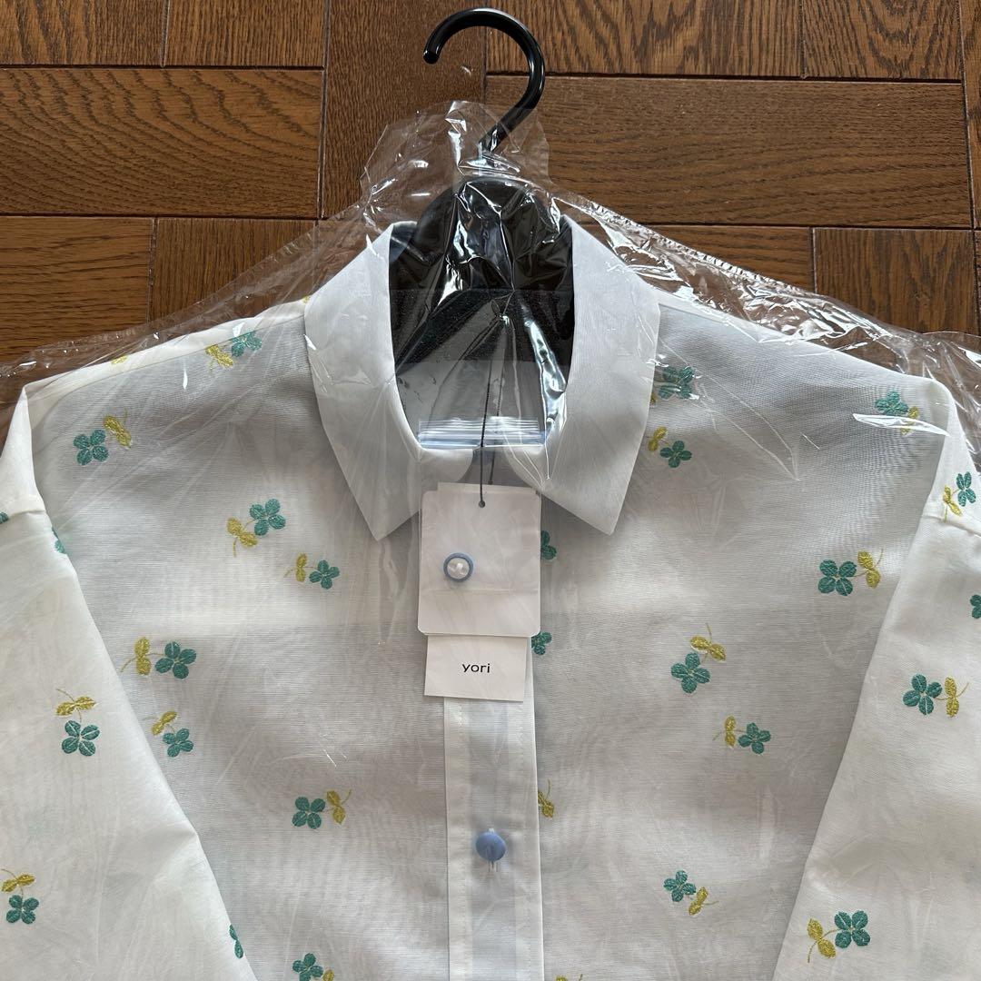 美品　yori ラメクローバーシアーシャツ yori ラメクローバーシアーシャツ ホワイト 新品・未使用・タグ付