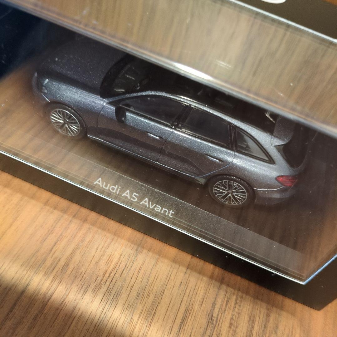 Audi A5 Avant 2025 最新モデル1/43スケール グレー