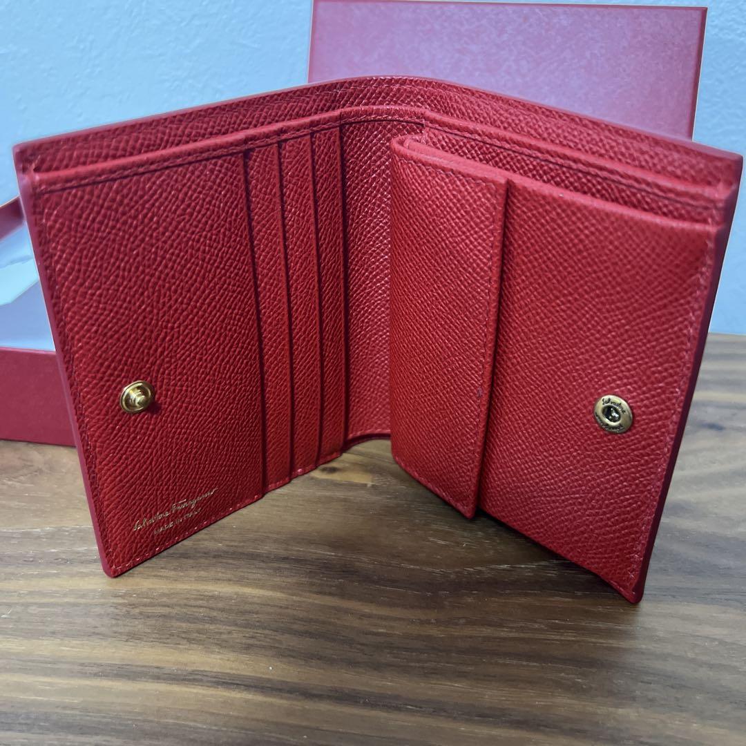 Salvatore Ferragamo レッド二つ折り財布