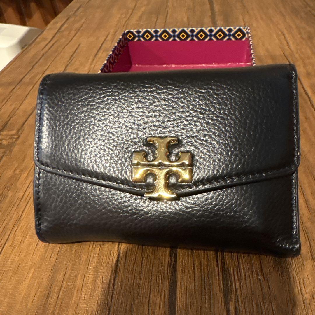 ちょっぴだけどお安くしました！Tory Burch 黒 二つ折り財布