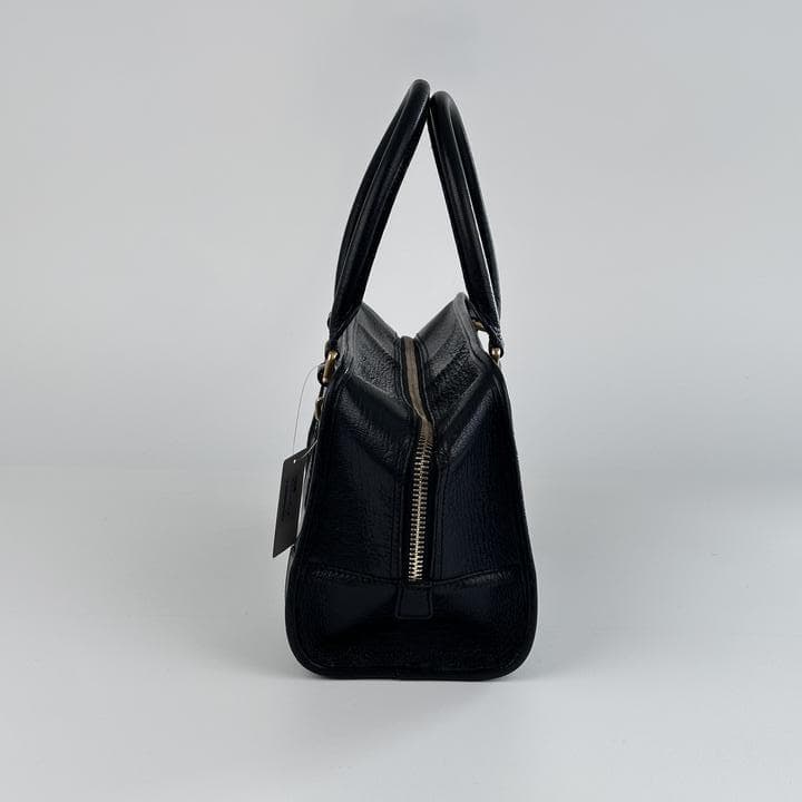 LOEWE レザー ブラック ハンドバッグ アマソナ28 トート ロゴ型押し LOEWE レザー ブラック ハンドバッグ アマソナ28 トート ロゴ型押し