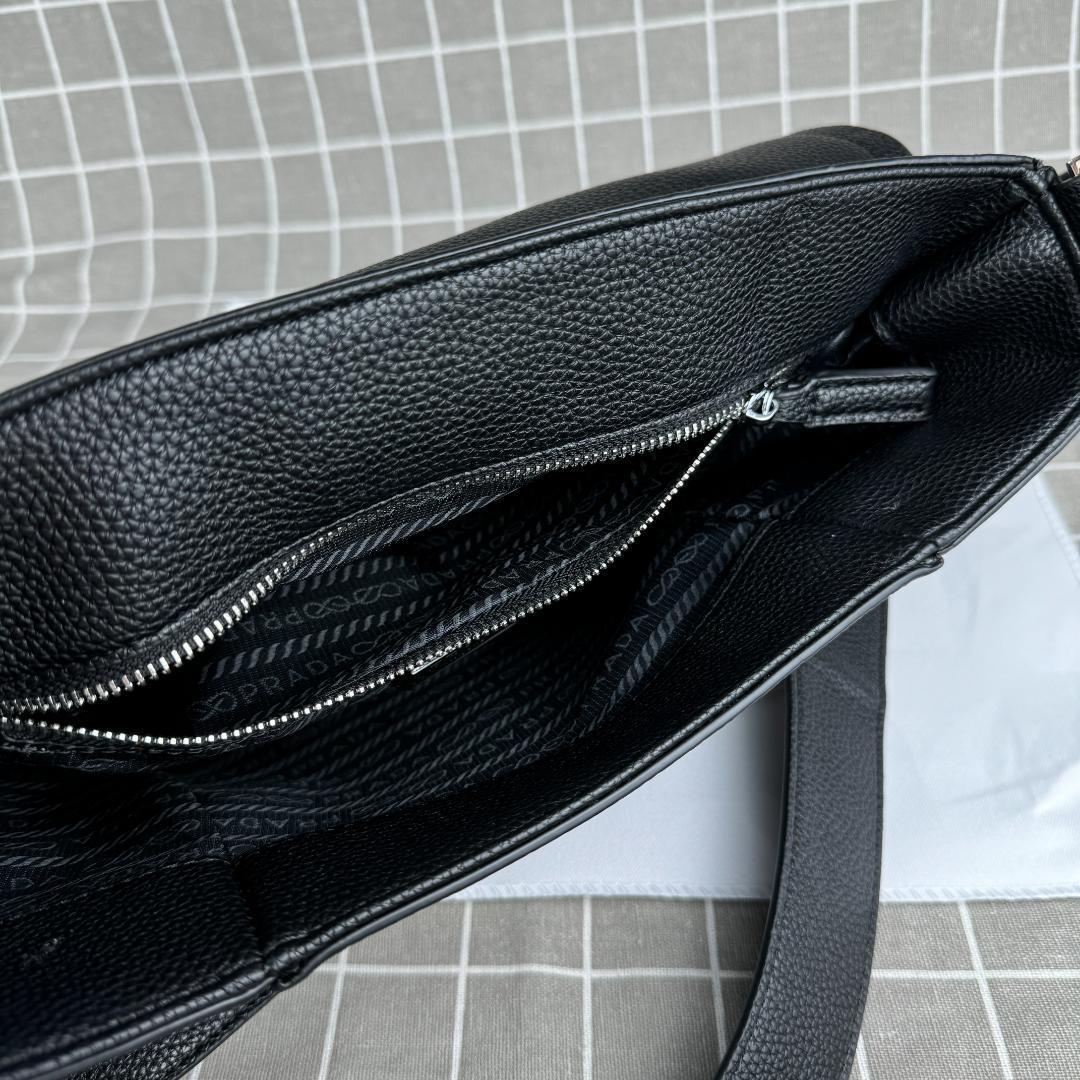 PRADA ブラック ショルダーバッグ PRADA ブラック ショルダーバッグ