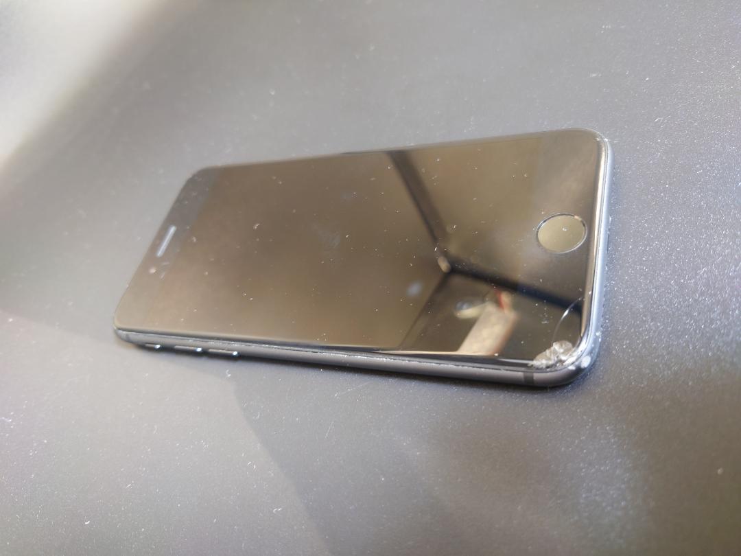 Apple iPhone 8 64GB スペースグレイ 画面割れ・角キズあり
