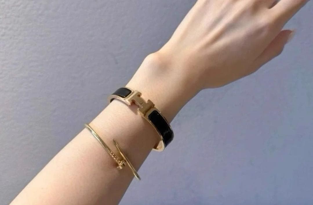 エナメルブレスレット 黒と金 H型留め具