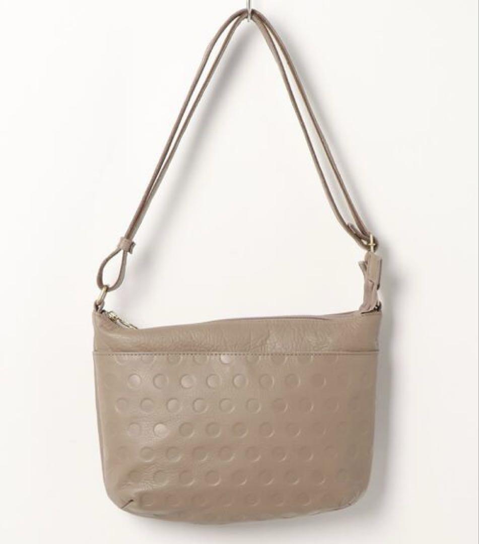 【美品】zucchero 牛革　水玉型押しショルダーバッグ　グレー