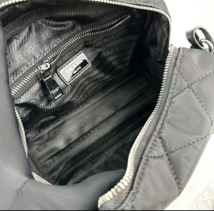 PRADA ブラック ナイロン ショルダーバッグ PRADA ブラック ナイロン ショルダーバッグ