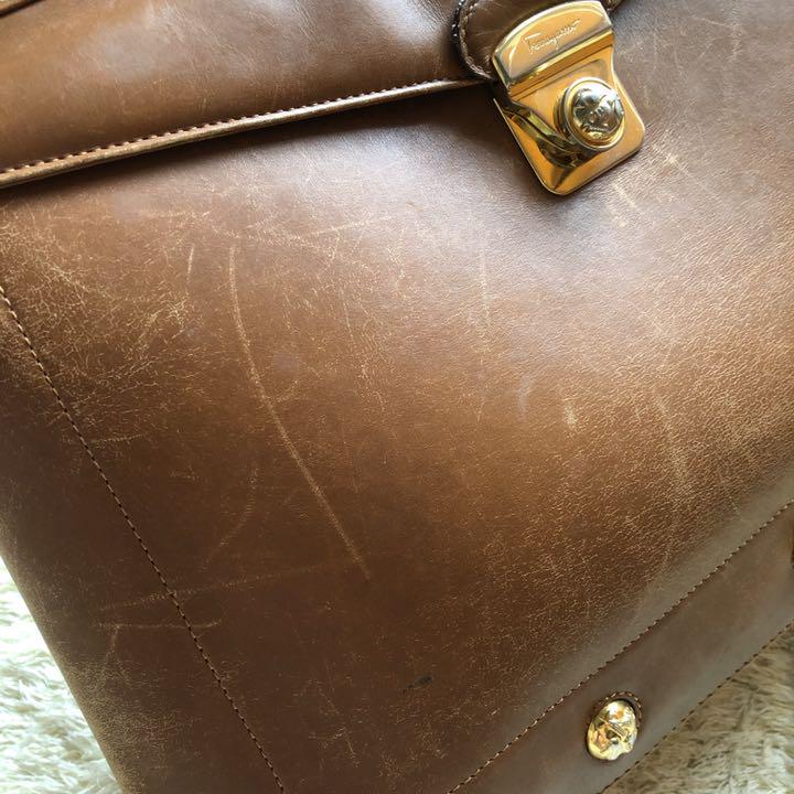 Ferragamo Hug レザーハンドバッグ S | ブラウン | FARFETCH JP