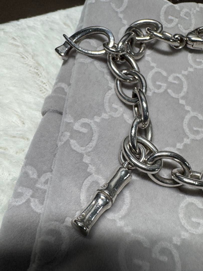 GUCCI チェーンブレスレット 鍵とタグ付き GUCCI チェーンブレスレット 鍵とタグ付き