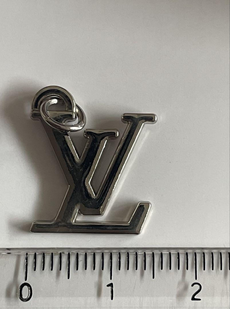 LOUIS VUITTON ロゴチャーム ヴィトン