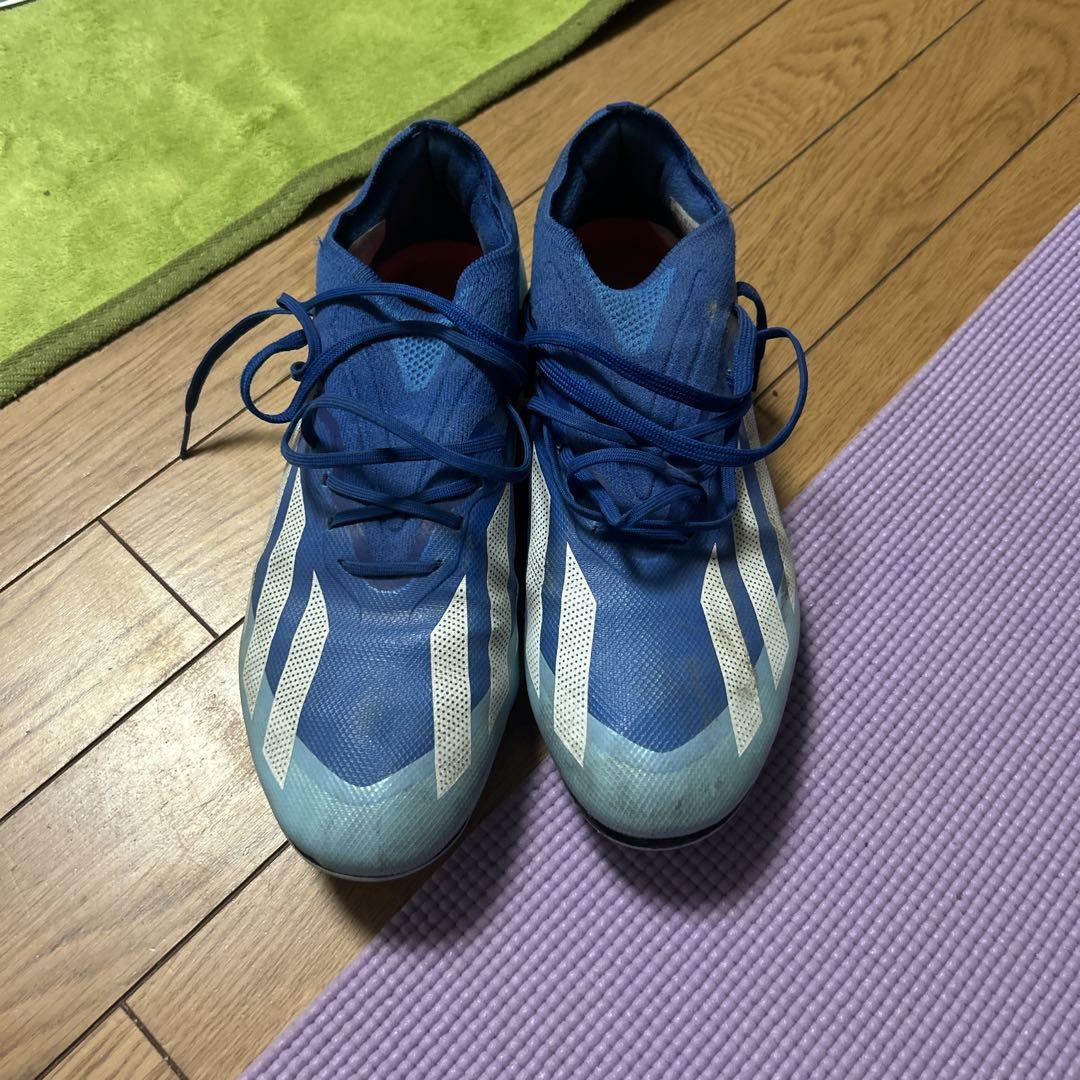 青いストライプデザイン サッカーシューズ