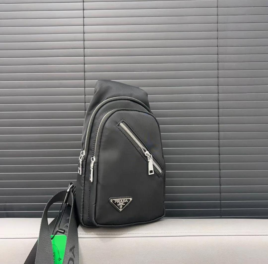 Rii!!☆　PRADA ブラック ボディバッグ・ウエストポーチ PRADA ボディバッグ・ウエストポーチ 黒