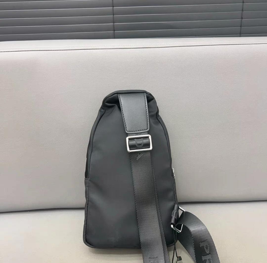 PRADA ブラック ボディバッグ・ウエストポーチ - メルカリ