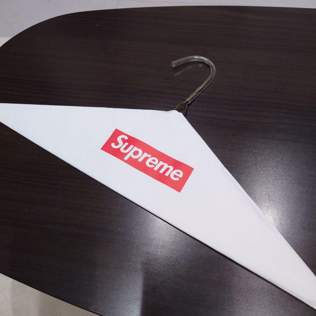 Supreme ロゴ入りハンガー