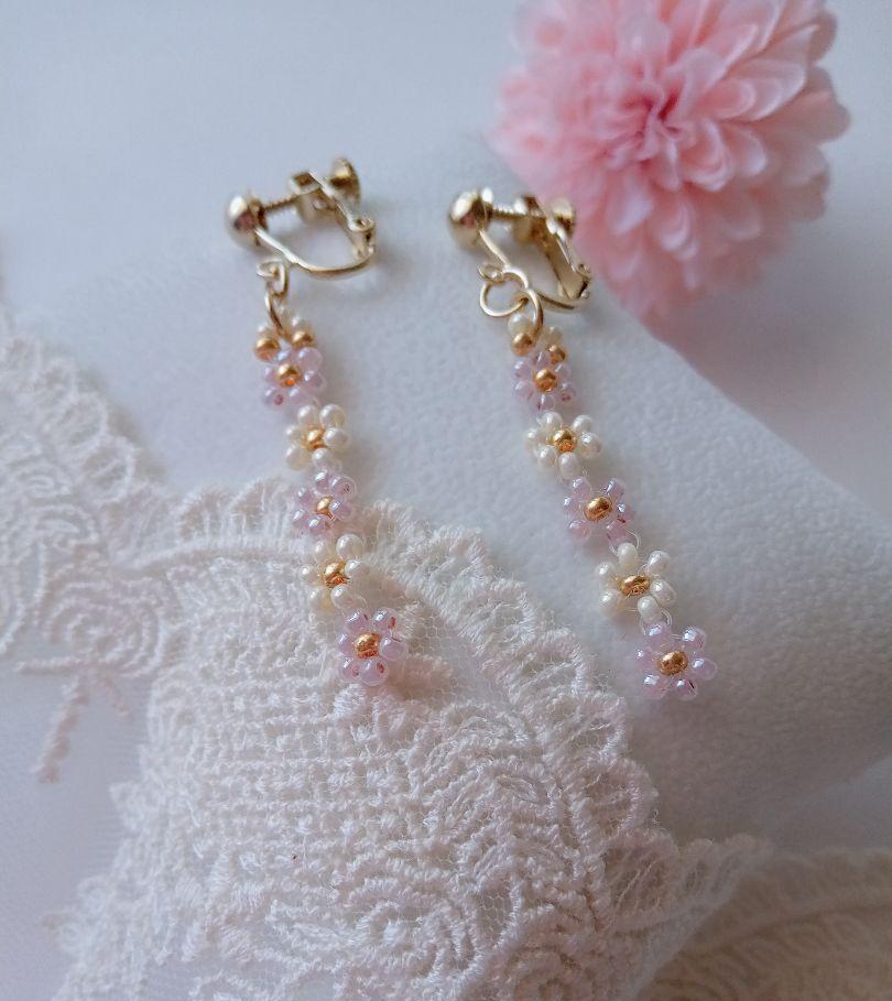 くすみピンク❀お花ビーズのイヤリング - メルカリ くすみピンク❀お花ビーズのイヤリング - メルカリ
