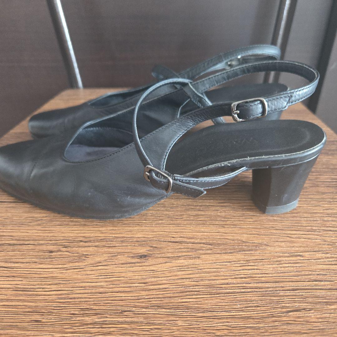 黒いレザーストラップパンプス アシックス ワラッジ - メルカリ