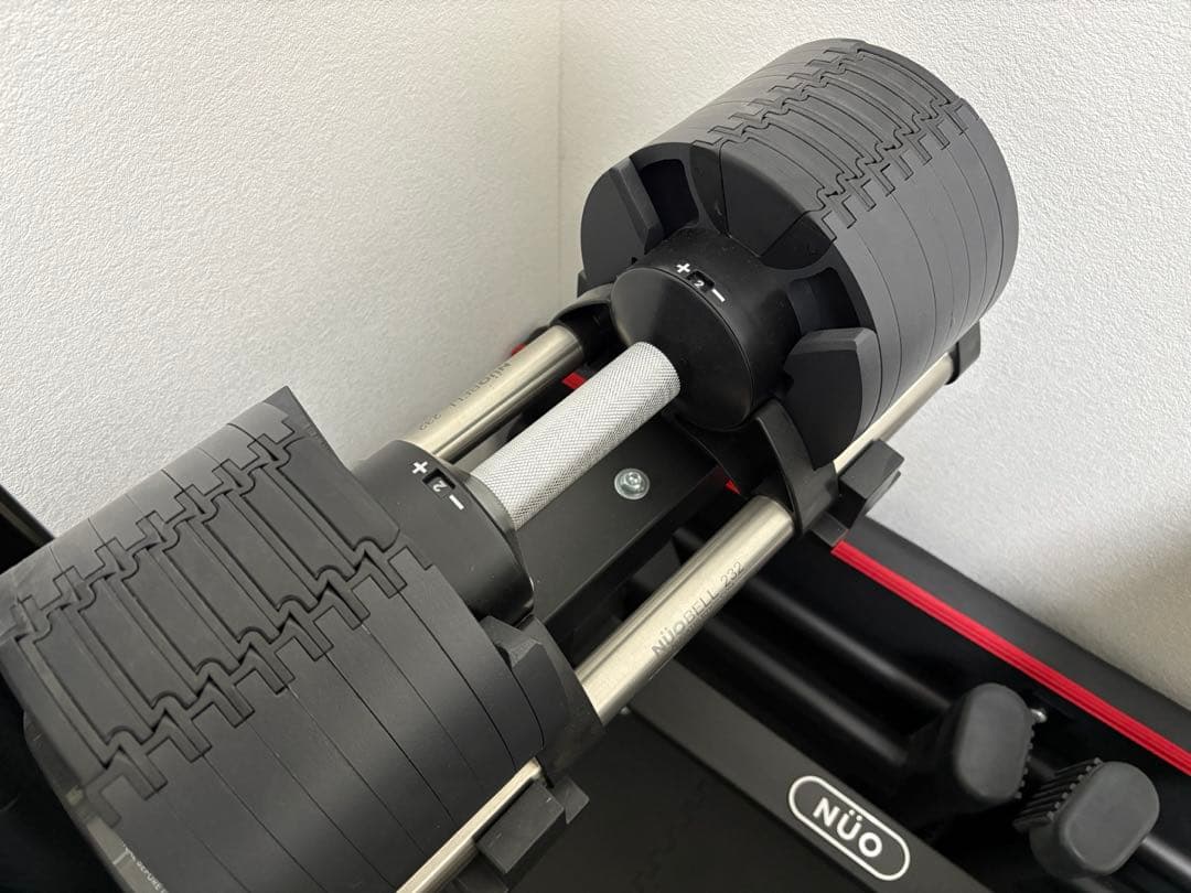 NUÖ 調整式ダンベル 32kg×2セット台座付き(1/3) - メルカリ