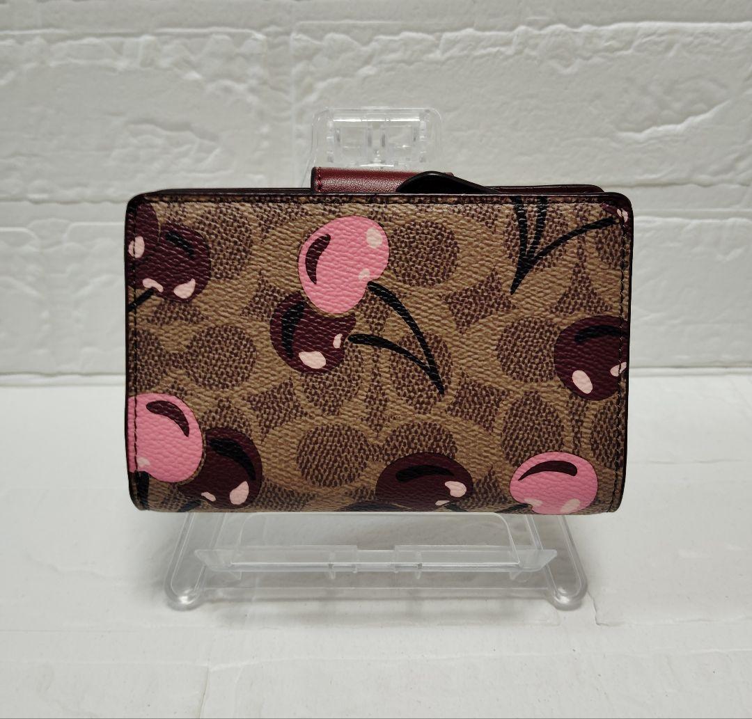 COACH　二つ折財布　ミディアム　 チェリー柄