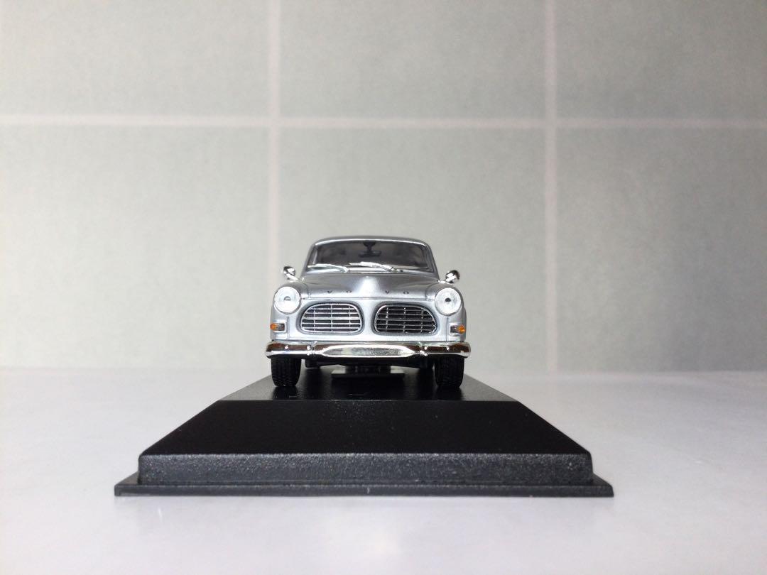 ミニチャンプス　Volvo 121 Amazon （1966）ミニカー シルバー