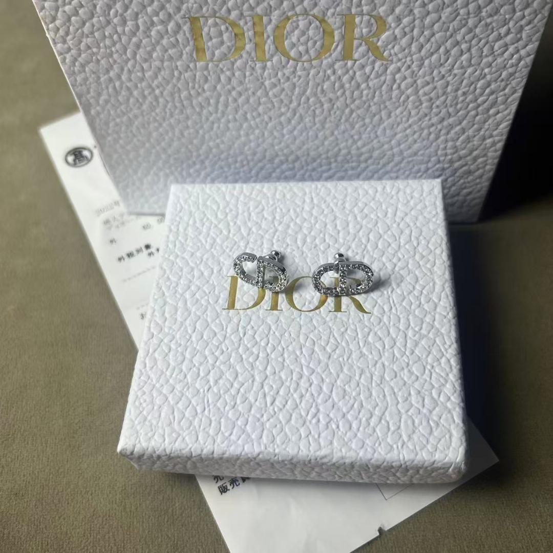 DIOR Petit CD スタッドピアス - メルカリ