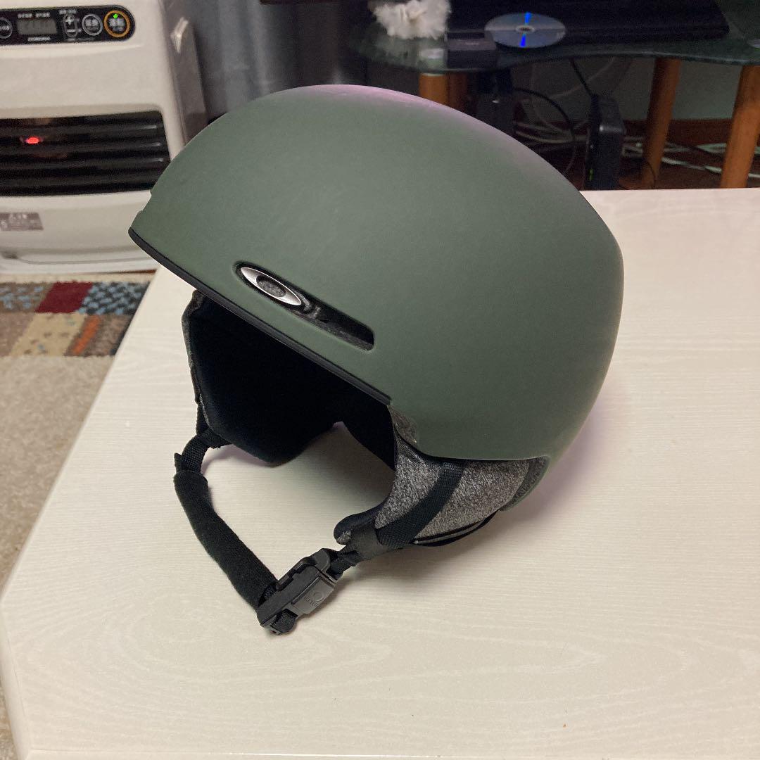 美品 スノボ ヘルメット オークリー MOD1 美品 スノボ ヘルメット オークリー MOD1