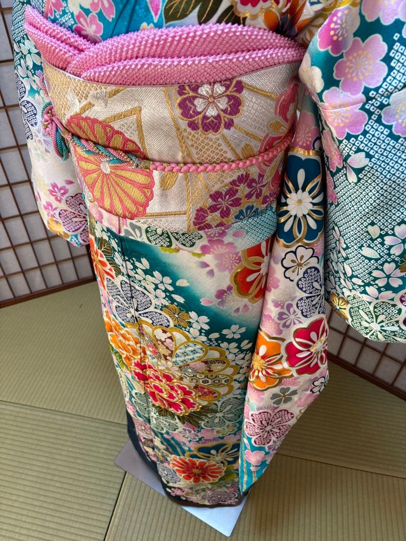 白地にブルーグリーンとピンクの花柄目立った傷や汚れなし