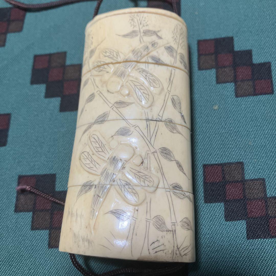 【モンてろ】印籠　草花文様　トンボ　彫刻　骨董品 旧家蔵出し品 骨細工 印籠 花にトンボ 浮き彫り 彫刻 薬入