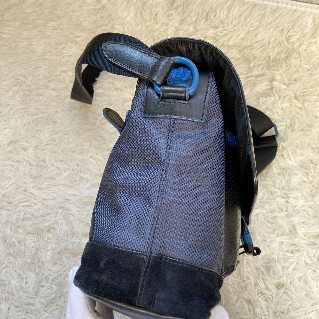 【極美品】コーチ ショルダーバッグ パンチング 型押し 斜め掛け メンズ 黒 革