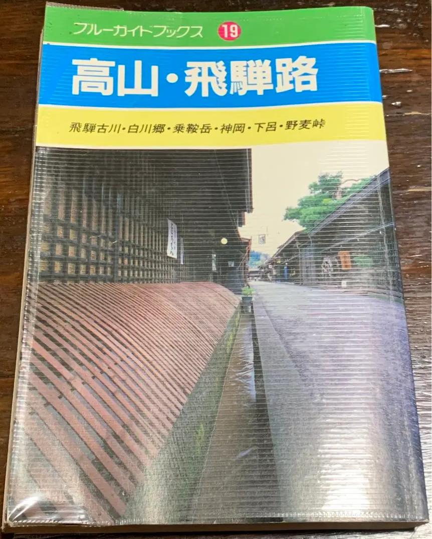 モノクロの躍動的で混沌とした添田陽のグルームな作品と